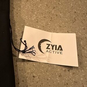 Brand new Zyia black size 8/10 crop leggings